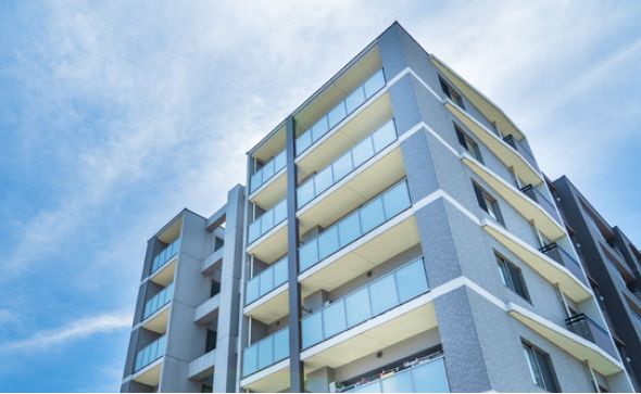 リフォーム済みのきれいなマンション外観